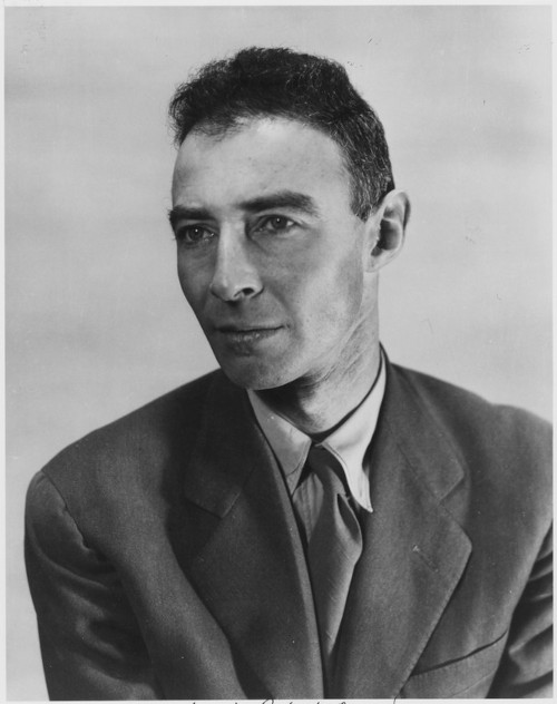 Fotografia do Dr. J. Robert Oppenheimer, físico atômico e chefe do Projeto Manhattan, que criou a bomba atômica.