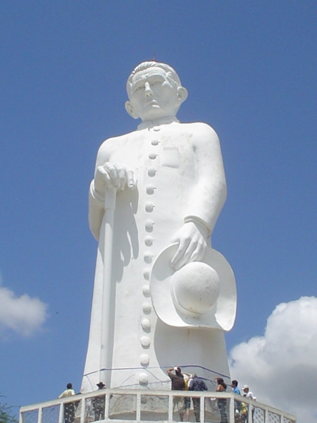 Estátua de Padre Cícero em Juazeiro do Norte, no Ceará, um símbolo da devoção popular.