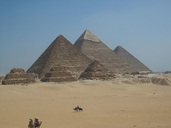 Pirâmides de Gizé, construídas na Idade Antiga e que são uma das Sete Maravilhas do Mundo Antigo.