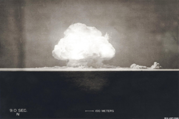 Foto tirada nove segundos após a detonação da bomba atômica no Trinity Test, em 16 de julho de 1945, Alamogordo, Novo México.