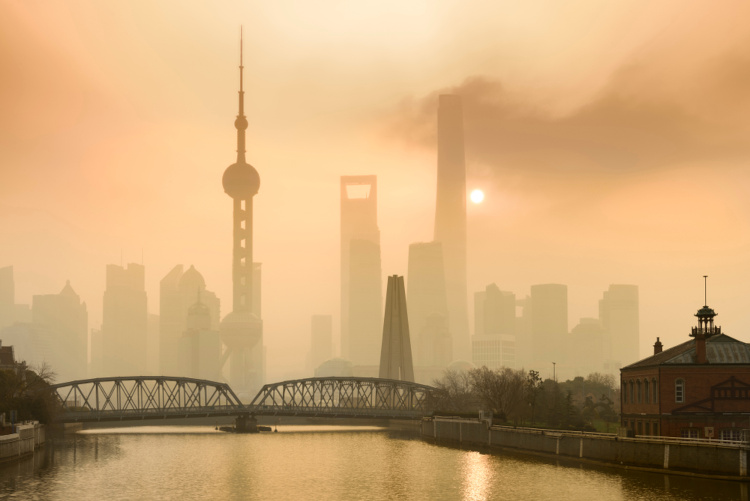 Fotografia mostrando a poluição do ar presente em Xangai, China.