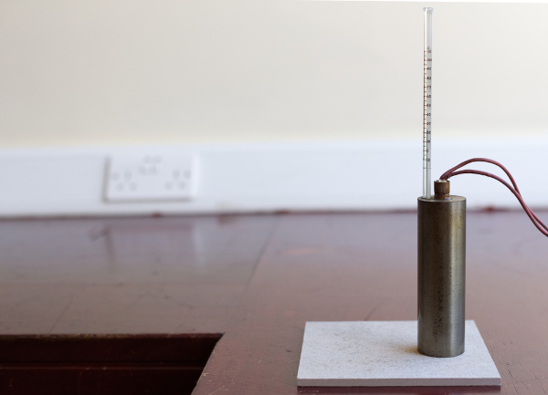 Calorímetro, um aparelho usado para calcular o calor específico dos corpos.