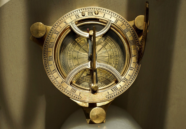 Astrolábio antigo em exposição em um museu.
