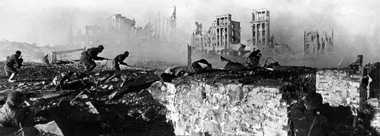 Soldados soviéticos em combate durante a Batalha de Stalingrado, um dos principais eventos da Segunda Guerra Mundial. [1]