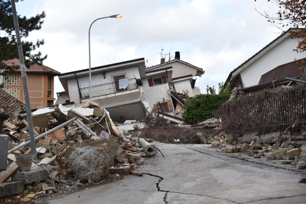 Casas e rua destruída em consequência de terremotos.