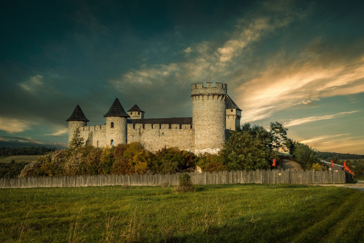 Castelo construído na Idade Média, um dos períodos da divisão da história.