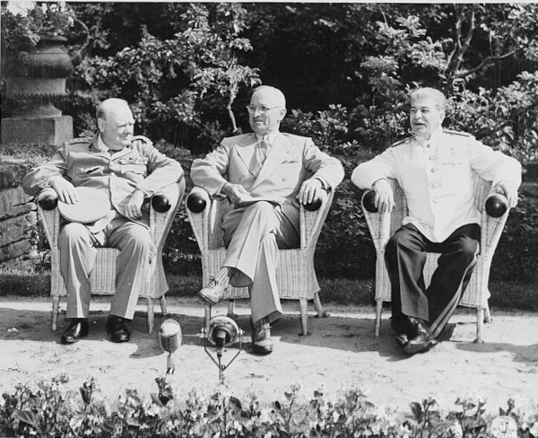 Churchill, Truman e Stalin em fotografia oficial da Conferência de Potsdam.
