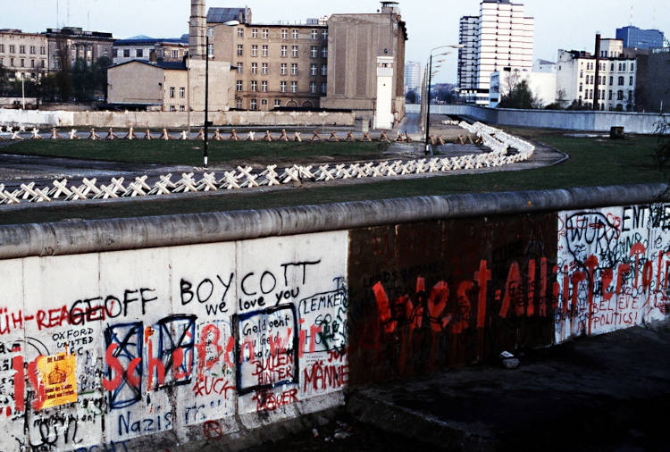 Muro de Berlim em texto sobre Conferência de Potsdam.