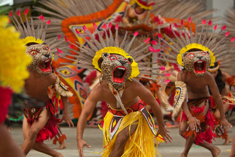 Dançarinos com máscaras de onças no Festival de Parintins, festa da cultura brasileira.