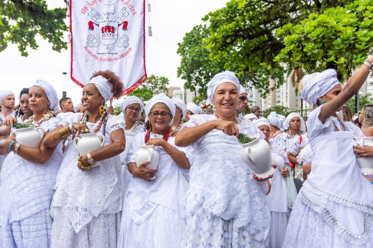 Devotos na Festa de Iemanjá, exemplo de sincretismo religioso na cultura brasileira.