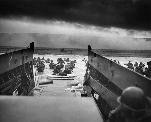 Desembarque das tropas aliadas na praia de Omaha, Normandia, no Dia D, uma parte importante da Segunda Guerra Mundial.