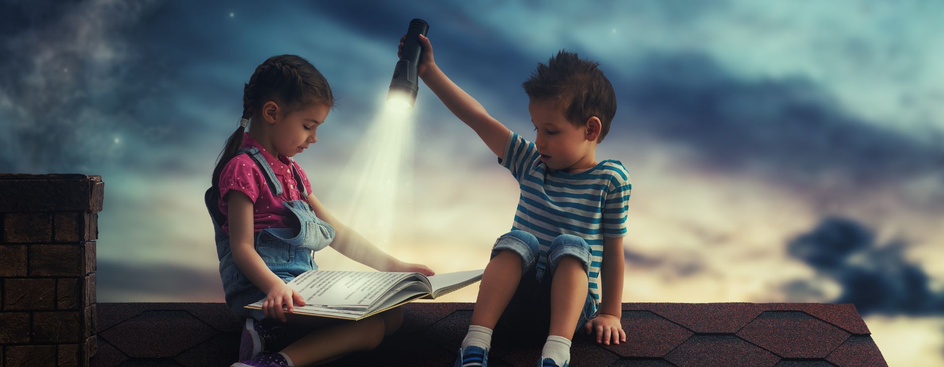 Duas crianças lendo um livro