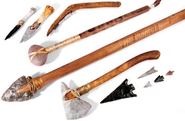 Réplica de ferramentas e armas do início do Período Neolítico, um período da Pré-História, na divisão da História.