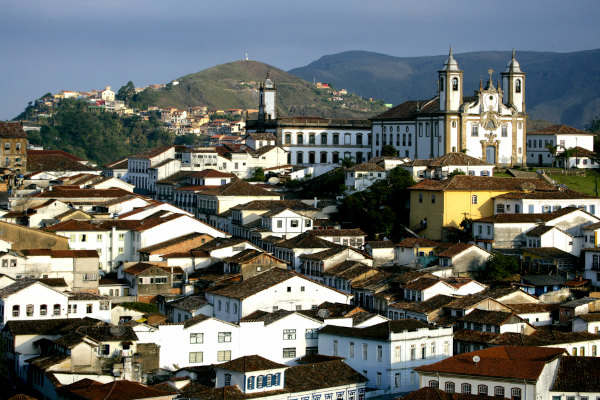 Fotografia da vista de cima de Ouro Preto, cidade central no ciclo de ouro brasileiro.