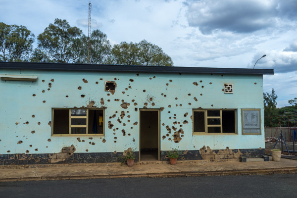 Casa perfurada de balas, um memorial do genocídio em Ruanda.