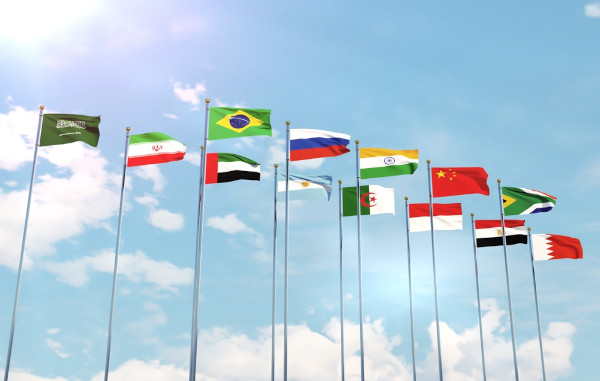 Bandeira do Brasil hasteada junto às bandeiras de outros países, uma alusão à geopolítica no Brasil.