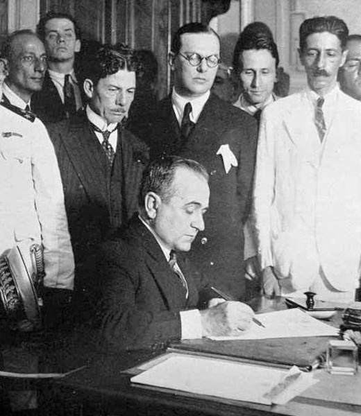 Getúlio Vargas nomeando ministros em 1930, em texto sobre Plano Cohen.