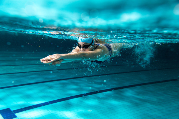 Mulher praticando a atividade física natação