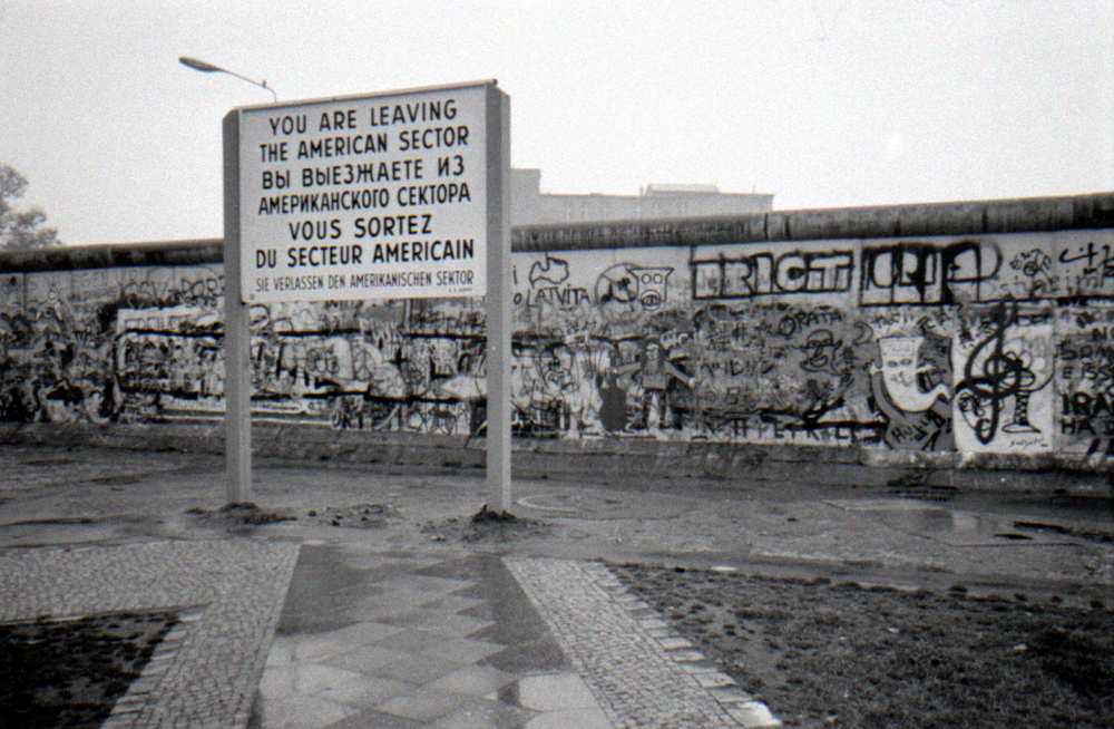 Muro de Berlim dois anos antes de sua queda, acontecimento importante ligado à geopolítica mundial.