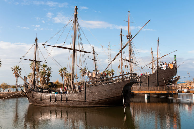 Embarcações em um porto, alusão às Grandes Navegações, característica da Idade Moderna, um período da divisão da história.