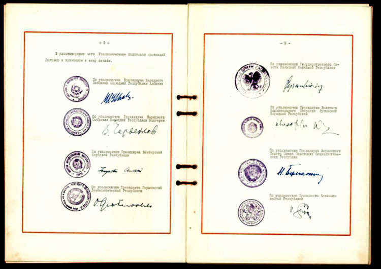 Páginas com assinaturas dos representantes dos oito países fundadores do Pacto de Varsóvia.