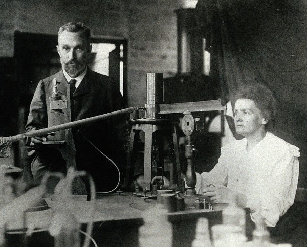 Fotografia de Pierre Curie e Marie Curie, cujos trabalhos revolucionaram a compreensão da radioatividade.