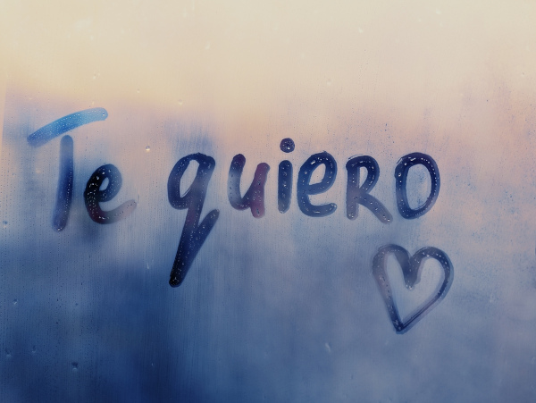 “Te quiero” escrito em vidro embaçado, em texto sobre pronomes complemento em espanhol.
