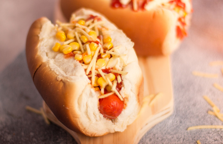 Cachorro-quente, uma das comidas típicas da Festa Junina da região Sudeste do Brasil.