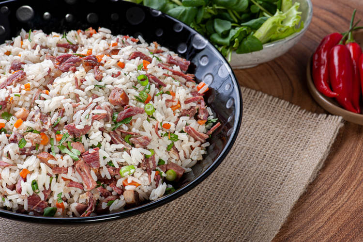 Arroz carreteiro, uma das comidas típicas da Festa Junina da região Sul do Brasil.