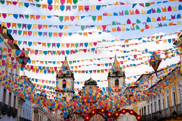 Bandeirinhas de São João (bandeirolas) em Salvador, um dos elementos mais característicos da decoração da Festa Junina.