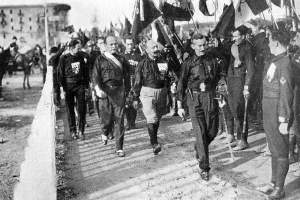 Benito Mussolini e líderes fascistas na Marcha sobre Roma.