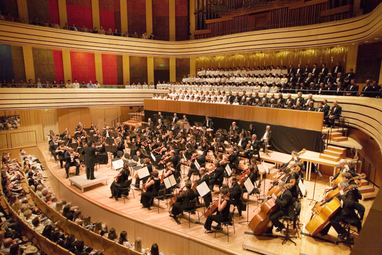 Apresentação de uma orquestra em um teatro, exemplo de cultura erudita.