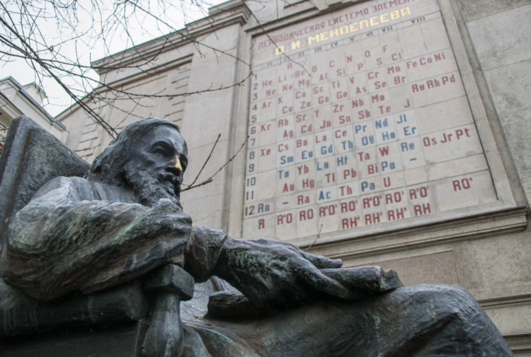 Estátua do cientista russo Dmitri Mendeleev, criador da Tabela Periódica, um dos principais