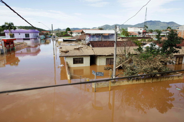 Enchente cobrindo a rua e parte das casas no sul do estado de São Paulo.