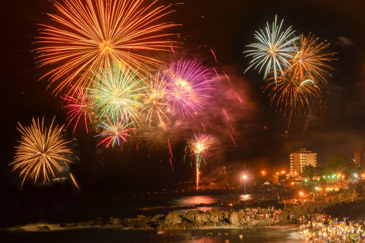 Fogos de artifício comemorando o Dia de São João na Catalunha, na Espanha, um exemplo da Festa Junina no mundo.