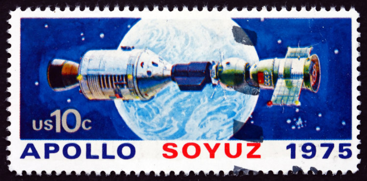 Selo em homenagem à acoplagem das naves espaciais soviética e norte-americana durante a Guerra Fria.