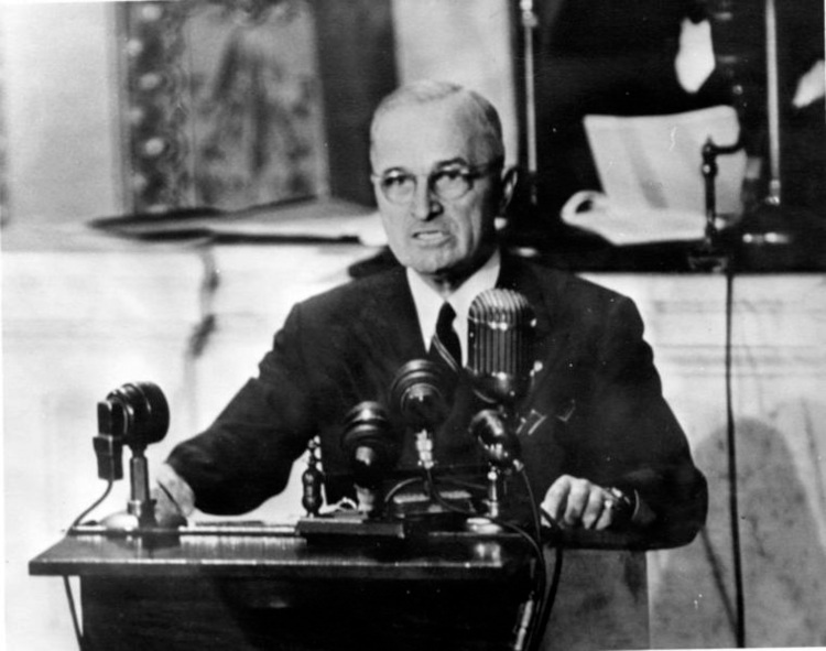 Harry Truman, em 1947, fazendo o discurso que impulsionou a Guerra Fria.