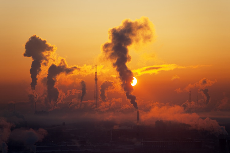 Fumaças de fábricas na atmosfera, um tipo de impacto ambiental negativo.