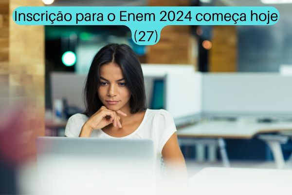 Mulher em computador abaixo do texto "Inscrição do Enem 2024 começa hoje"