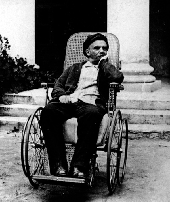 Lenin, em 1923, em cadeira de rodas após seu terceiro derrame.