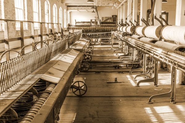 Máquinas em antiga fábrica têxtil, em alusão ao ludismo.