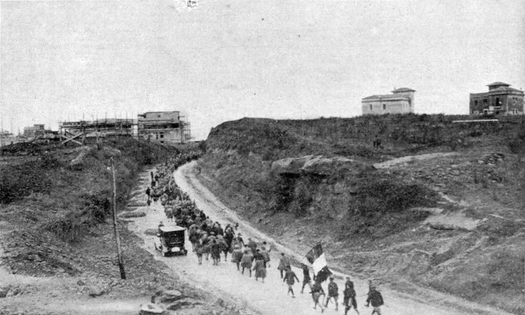 Tropas fascistas em marcha antes de entrar em Roma, em 1922.
