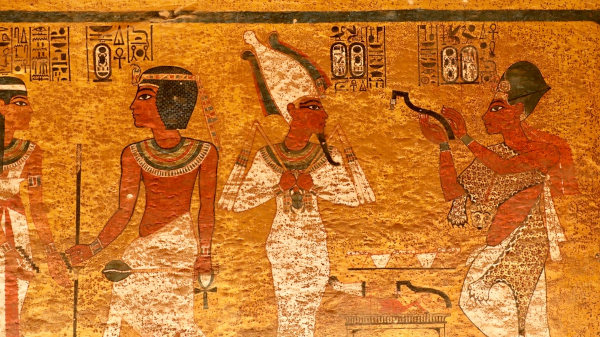 Painel egípcio retratando Tutancâmon, famoso faraó.
