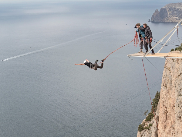 Pessoa saltando de Bungee Jumping, um exemplo da transformação da energia potencial gravitacional em energia cinética.