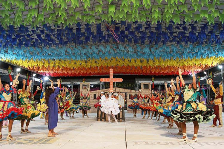 Grupo dançando quadrilha, a dança mais tradicional da Festa Junina.