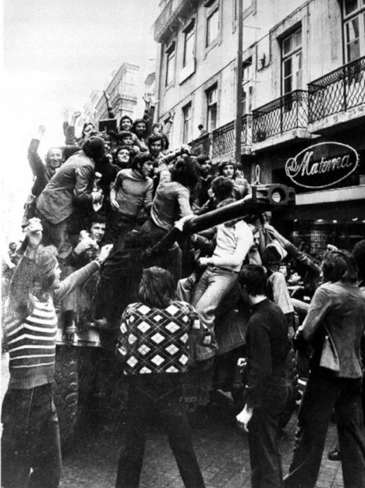 Manifestante sobre um tanque durante a Revolução dos Cravos, em 1974.