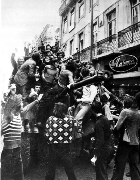 Manifestantes em um tanque durante a Revolução dos Cravos, que marcou o fim do salazarismo.