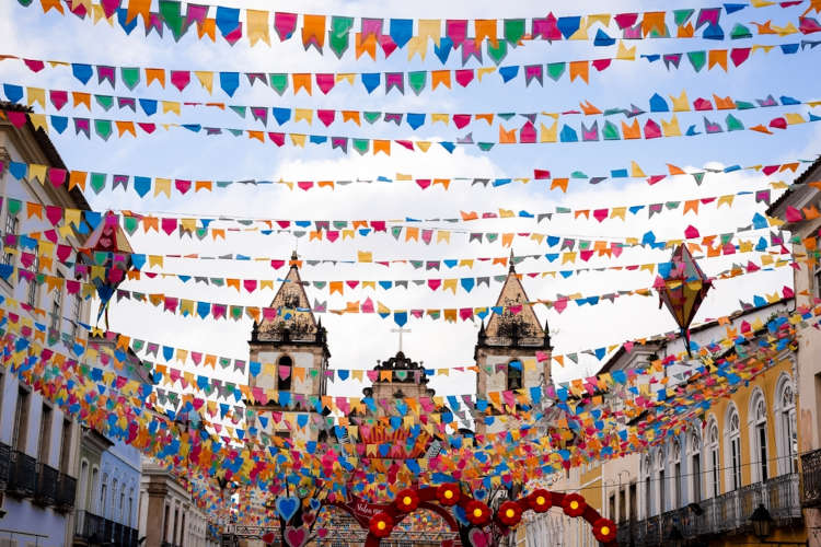 Bandeirinhas de Festa Junina no centro histórico de Salvador.