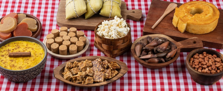 Comidas típicas que são símbolos da Festa Junina sobre uma mesa.