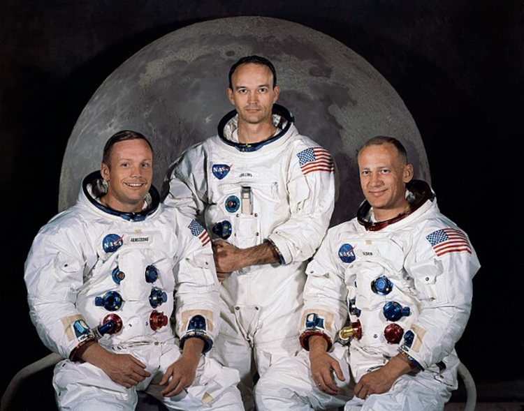 Neil Armstrong, Buzz Aldrin e Michael Collins em fotografia oficial da missão Apollo 11.